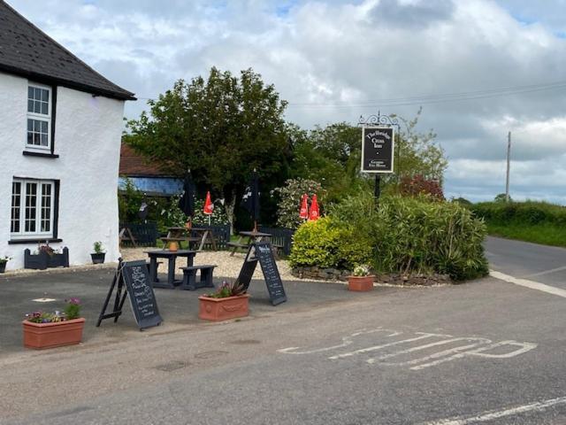 The Thelbridge Cross Inn Crediton Eksteriør bilde